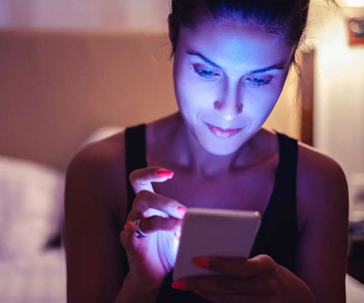 Lumière bleue et vieillissement cutané : quels effets sur la peau ?