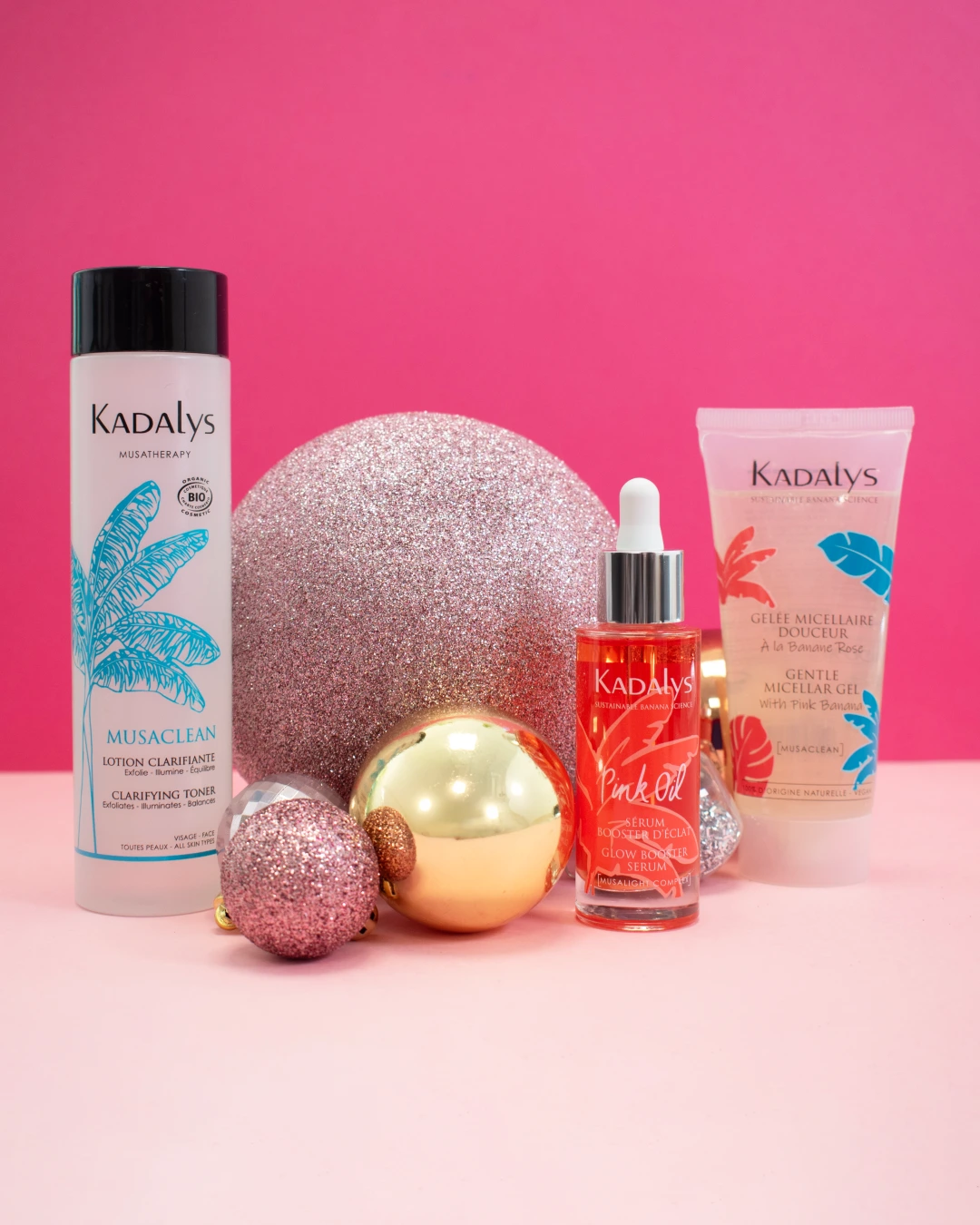 Le rituel éclat Kadalys illumine et unifie la peau avec des soins naturels à base de banane rose pour un teint radieux et homogène.