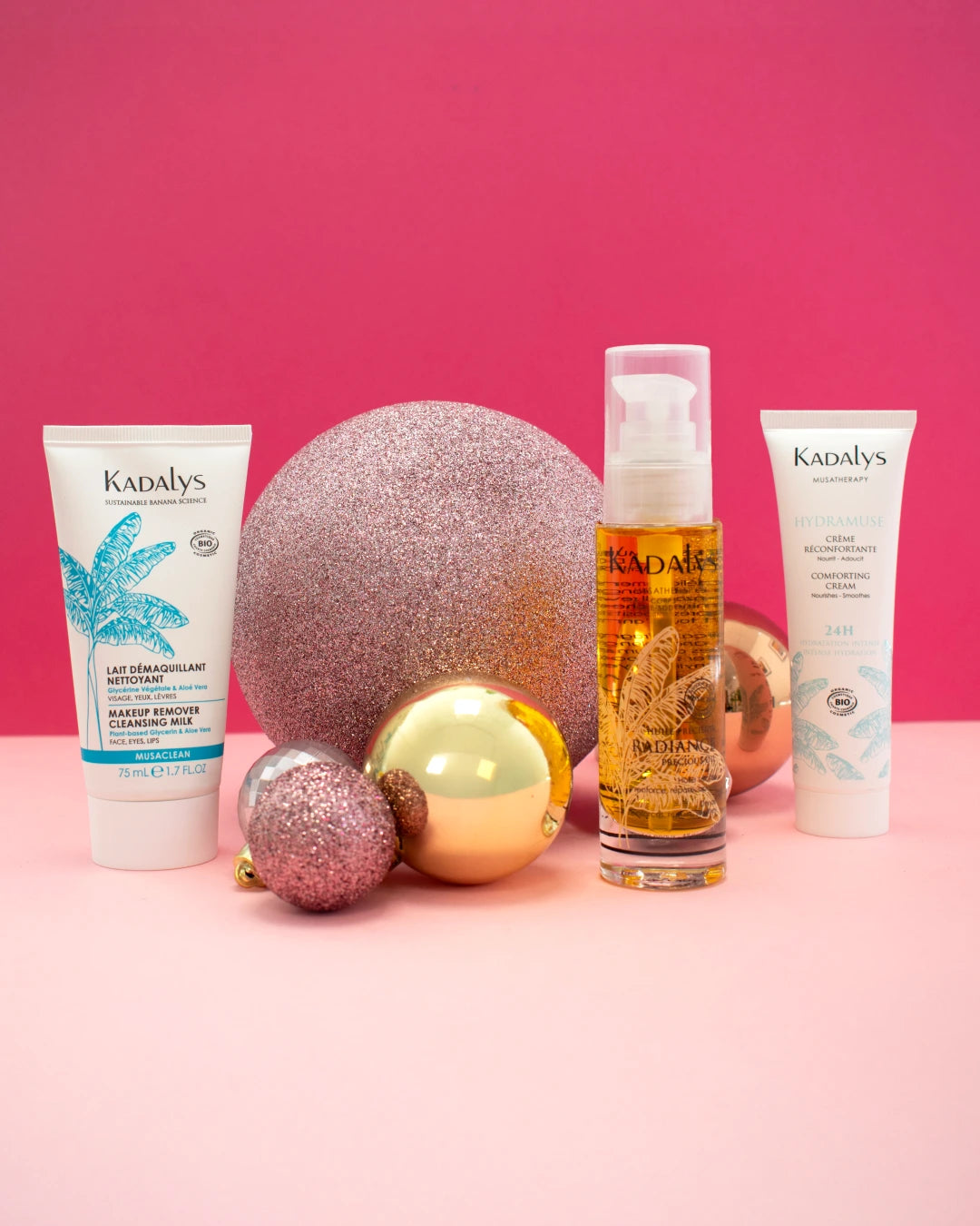 Le rituel nourrissant Kadalys allie l’huile précieuse et la crème hydratante pour une peau douce, apaisée et éclatante de santé.