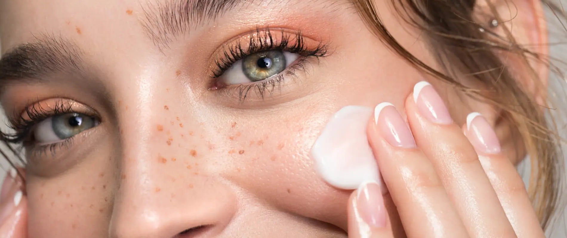 Femme appliquant une crème hydratante bio Kadalys sur le visage