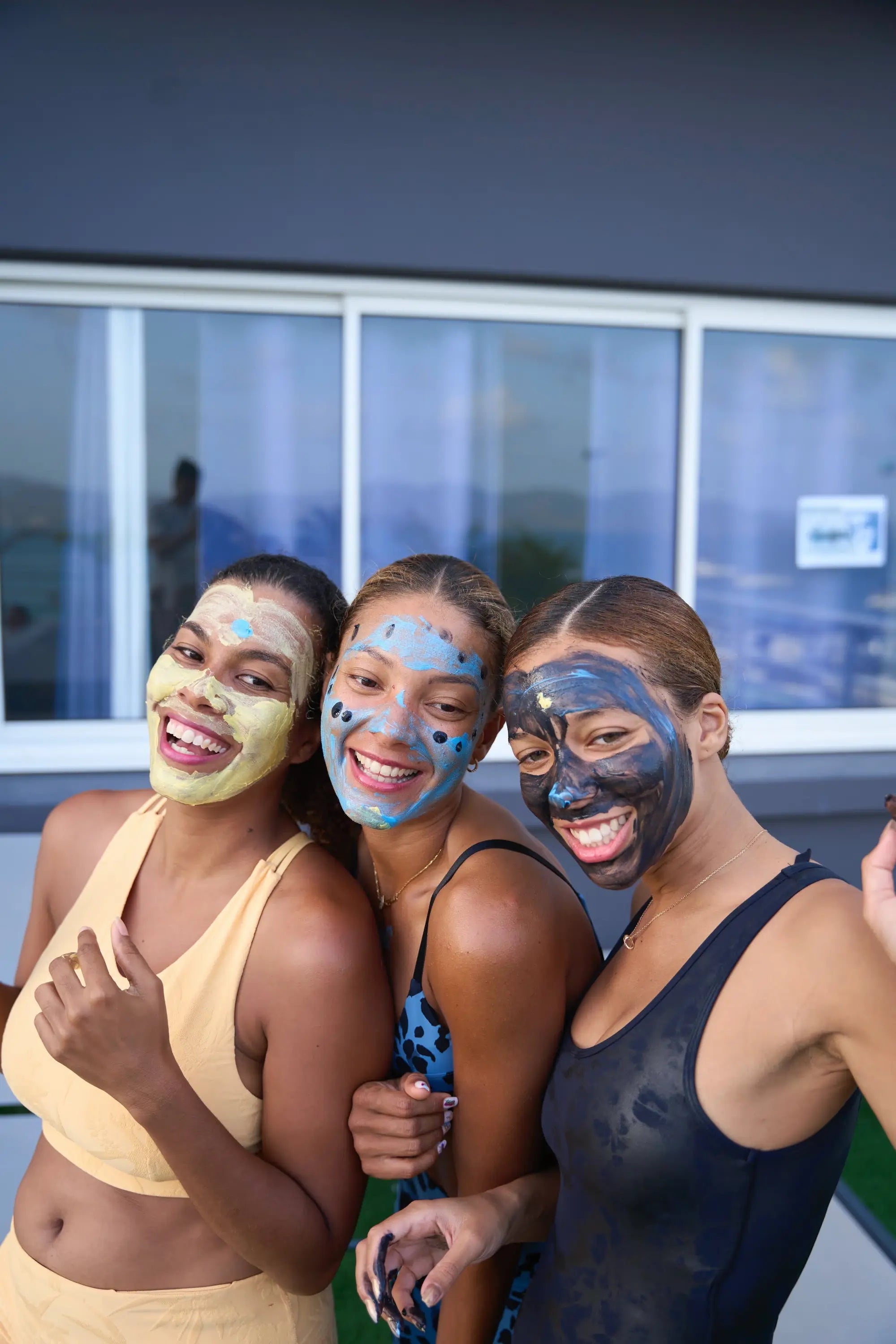 Femmes ayant un masque visage – soin de la peau naturel à base de banane Kadalys