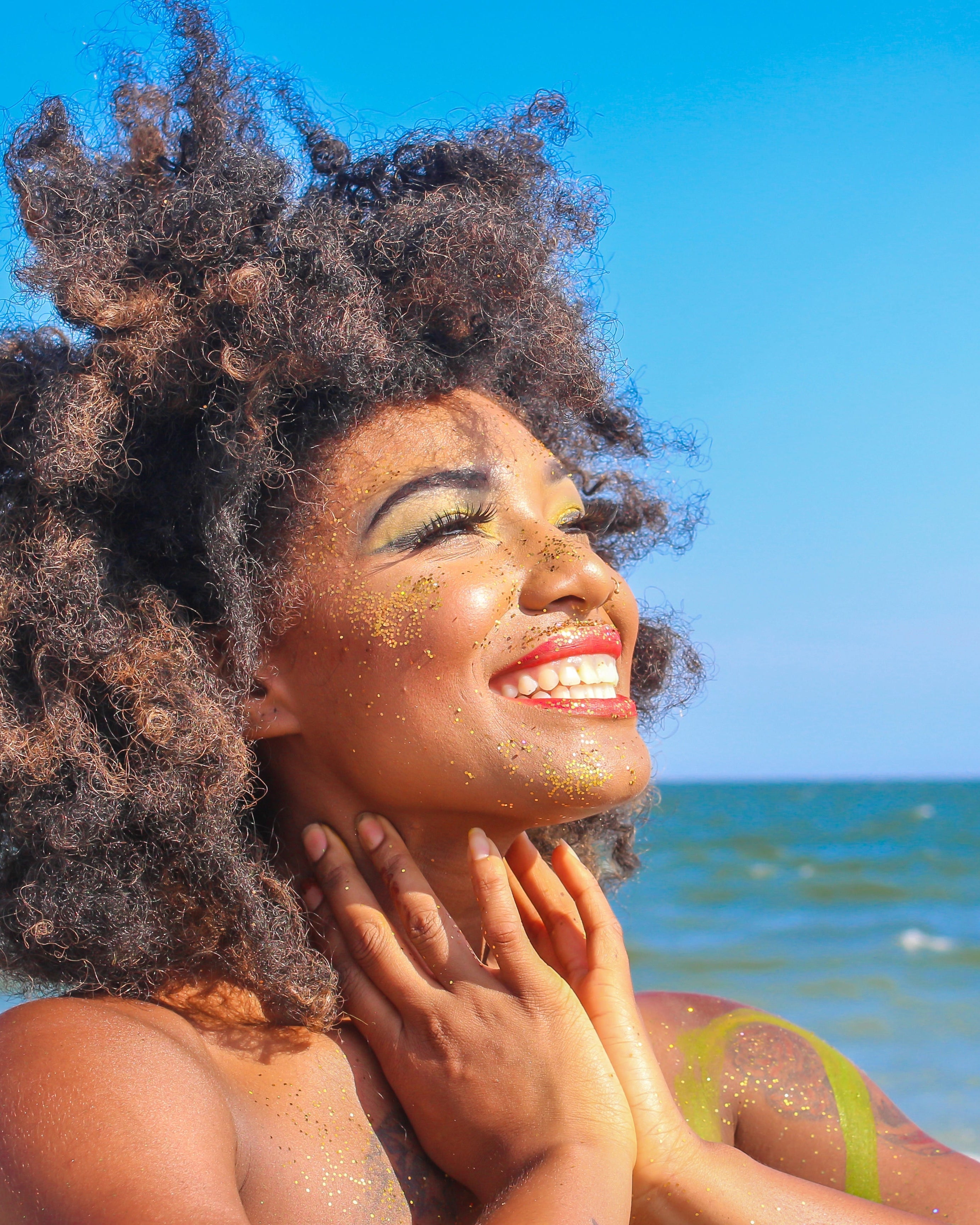 Femme souriante au naturel sur la plage – cosmétique bio Kadalys