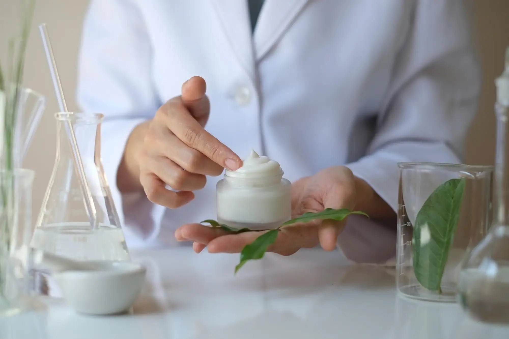 Formulation de crème naturelle à base de banane dans le laboratoire Kadalys