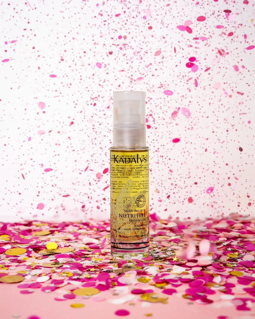 L’huile précieuse nutritive Kadalys hydrate, nourrit et illumine la peau grâce à ses actifs bio à base de banane et d’huiles végétales naturelles.