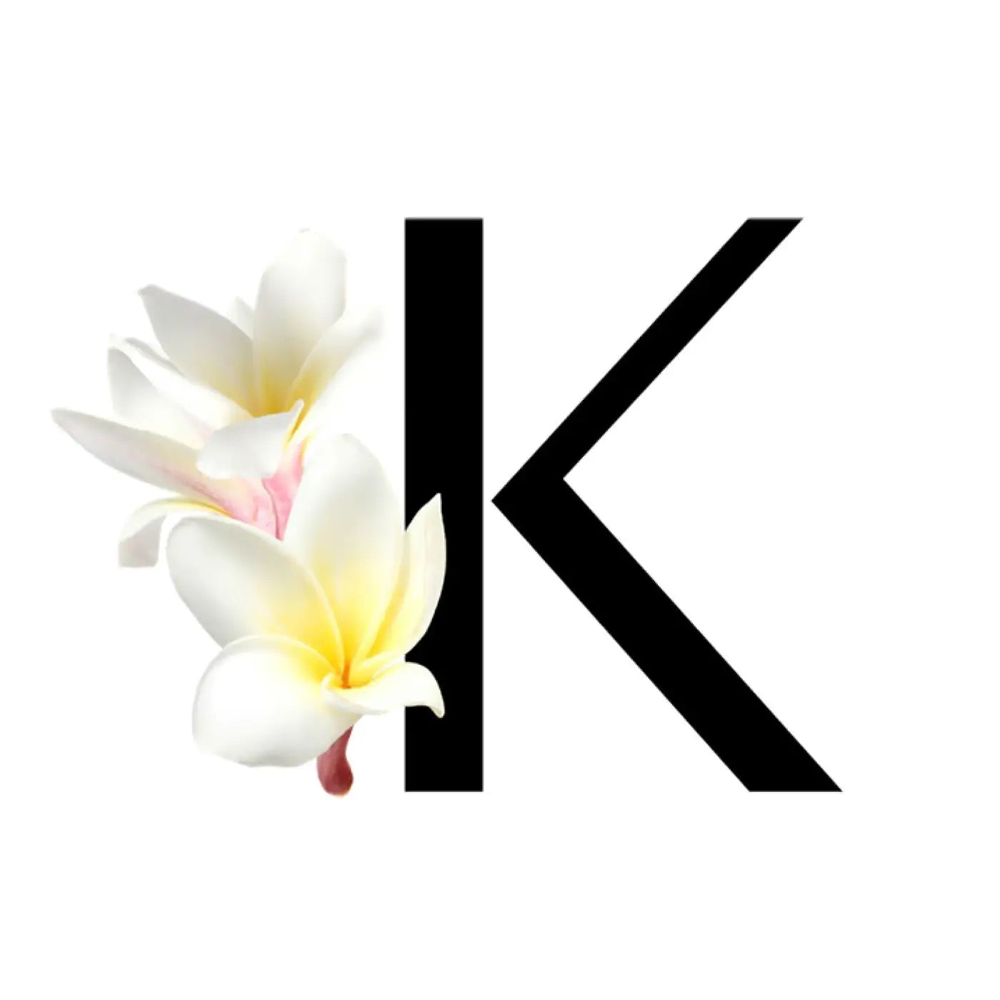 Logo K de Kadalys orné de fleurs de frangipanier tropical