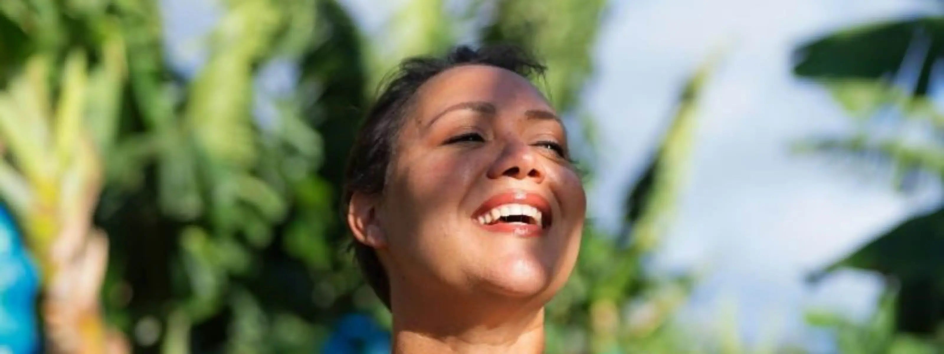 Portrait de Shirley Billot, fondatrice de Kadalys, sous le soleil dans une bananeraie