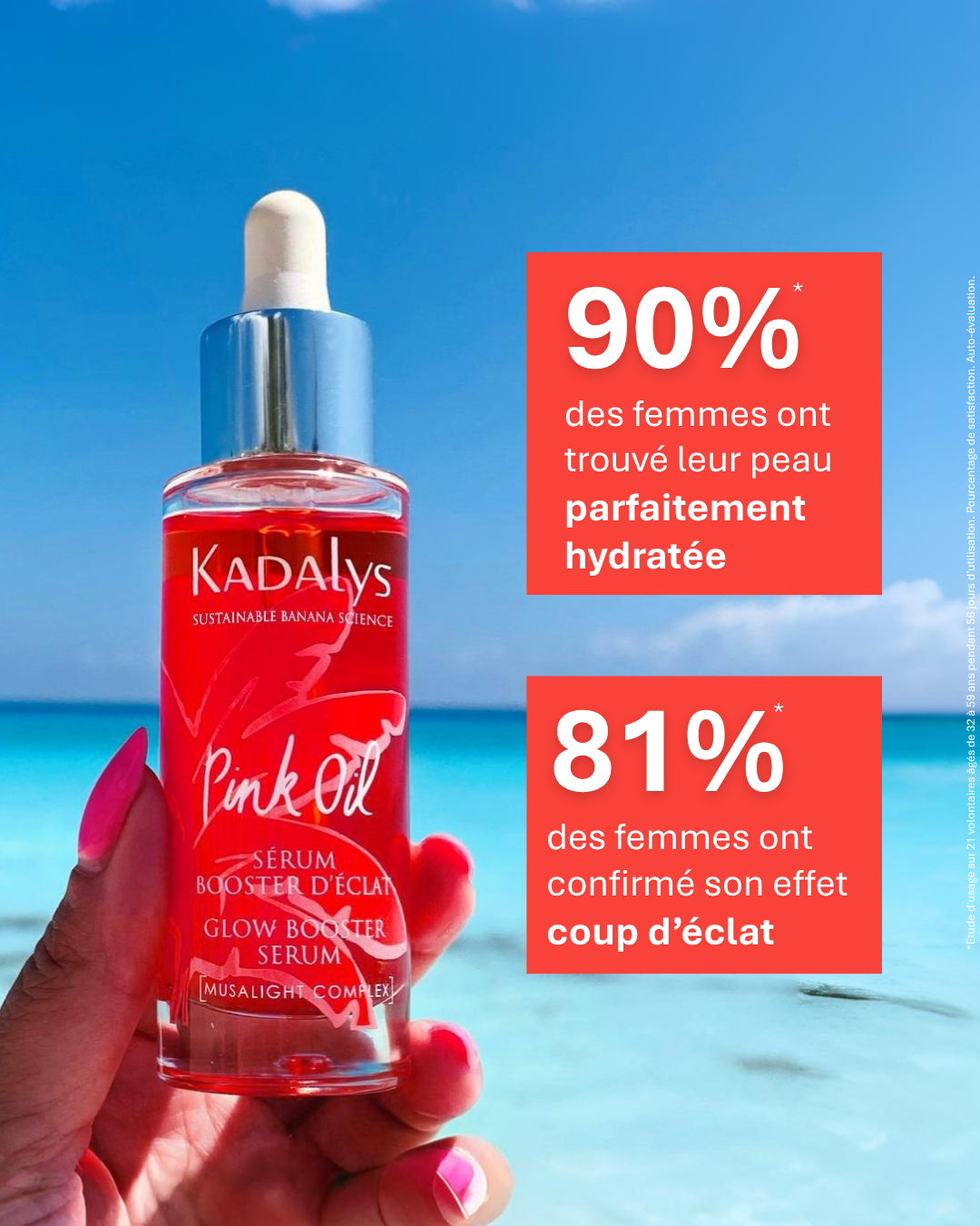 Flacon du Sérum Pink Oil Kadalys tenu devant une mer turquoise, affichant son efficacité hydratante et coup d'éclat prouvée par les utilisatrices.