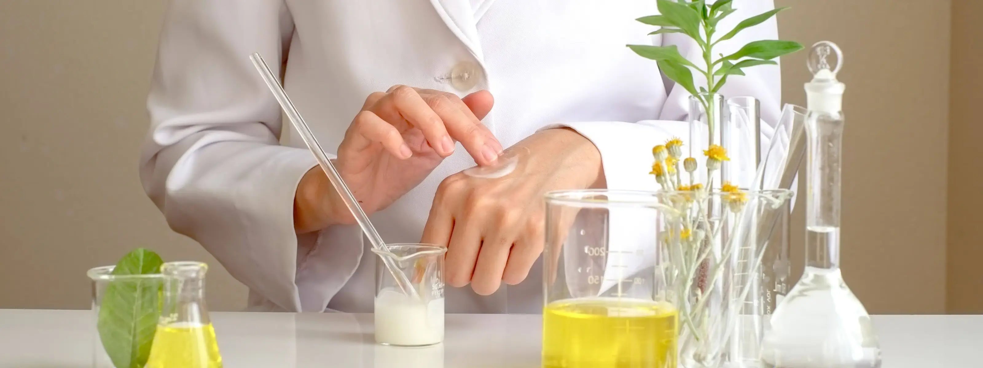 Test de crème naturelle en laboratoire – développement des soins bio Kadalys