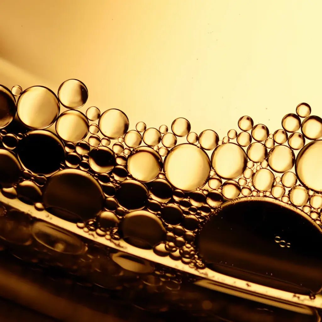 Texture d’huile dorée en macro – richesse nutritive des soins naturels Kadalys