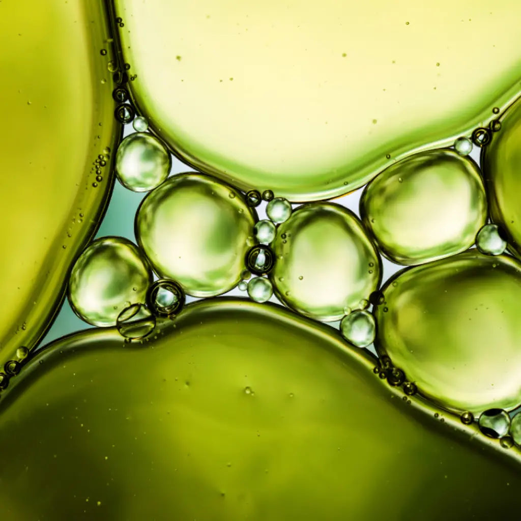 Texture d’huile verte en macro – actif végétal concentré dans les soins Kadalys