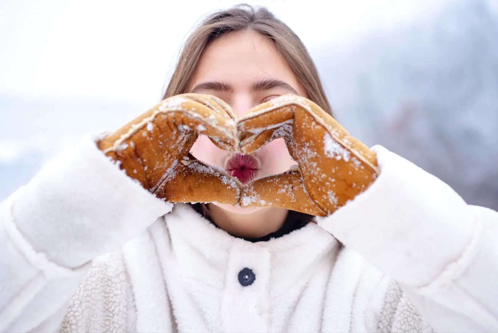 femme hiver neige coeur mains