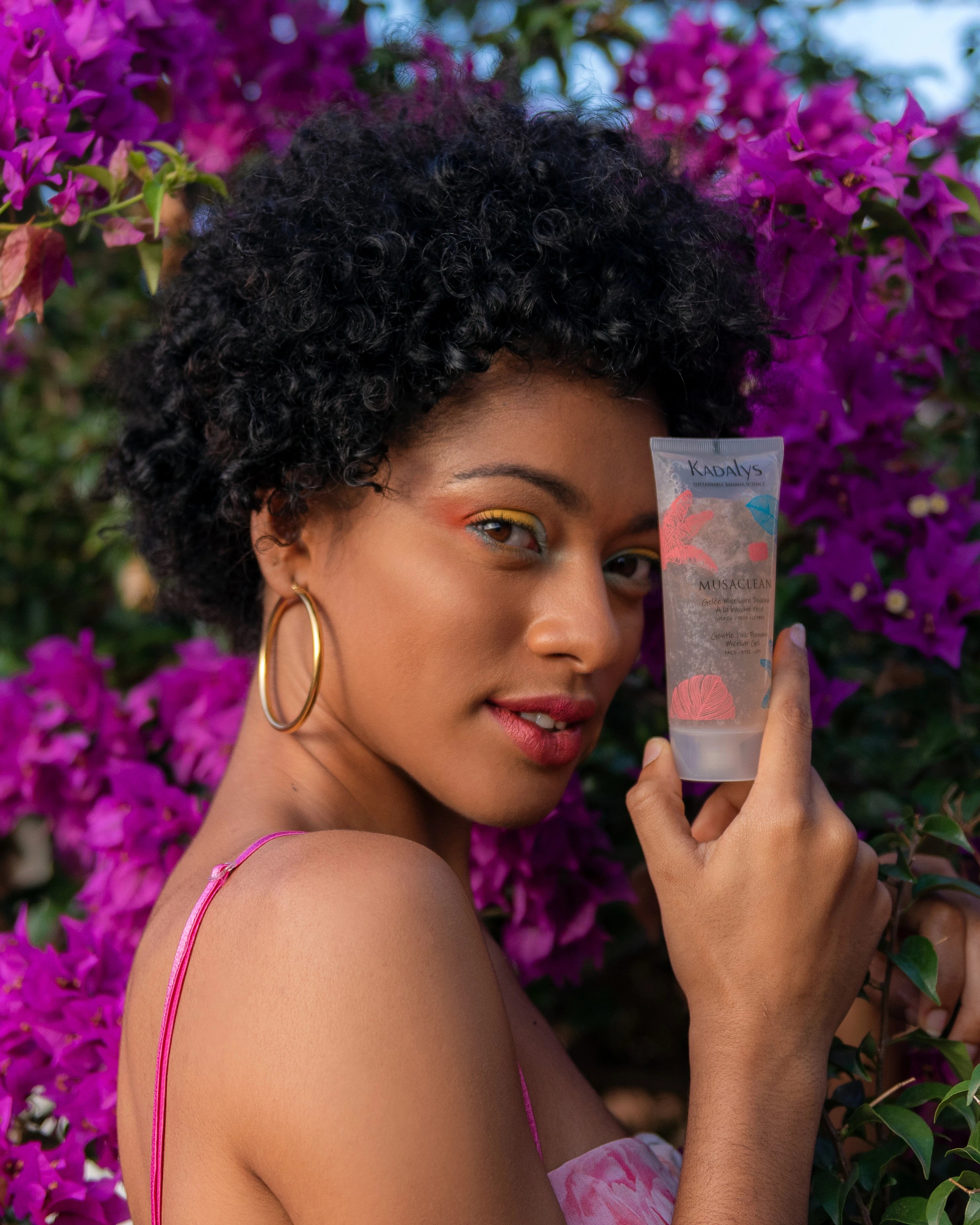 Appréciez la Gelée Micellaire Douceur naturelle de Kadalys à la banane rose, idéale pour nettoyer et apaiser la peau tout en douceur avec une touche fruitée.