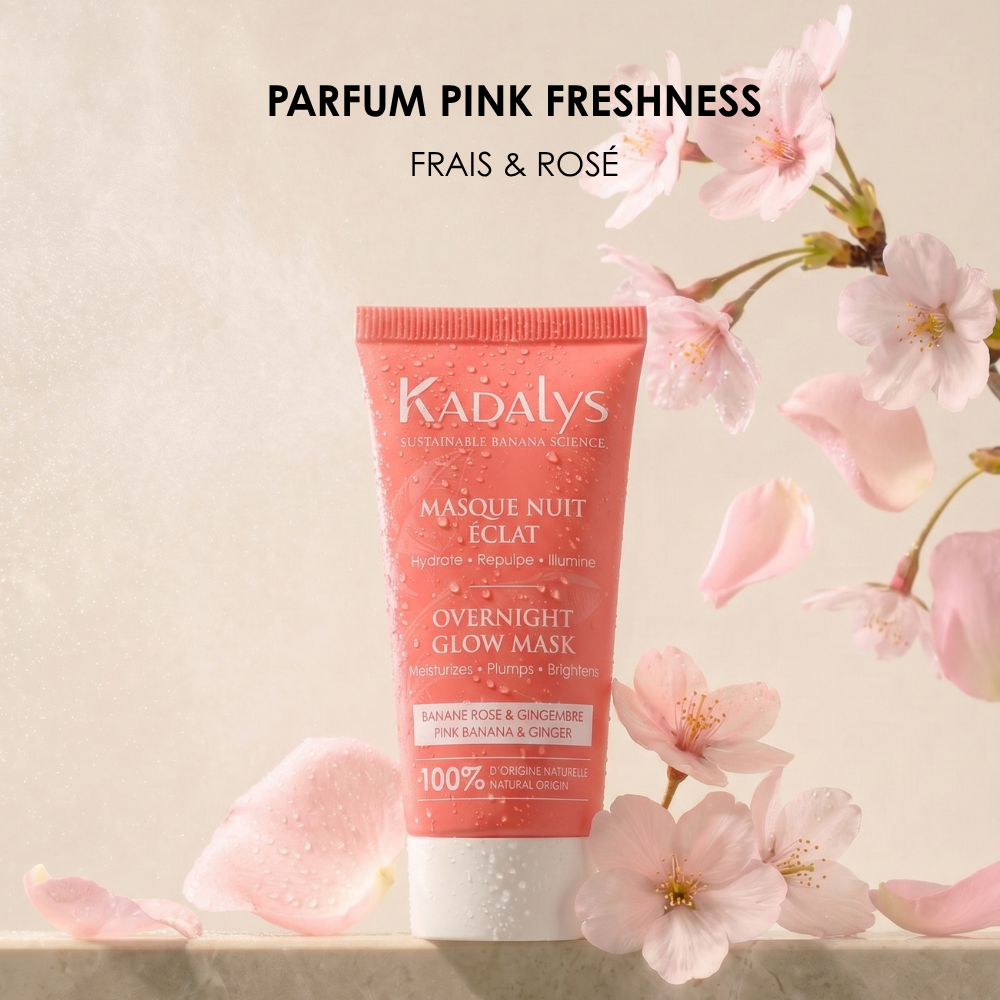 Le Masque Nuit Éclat entouré de fleurs de cerisier, parfum naturel Pink Freshness frais et rosé