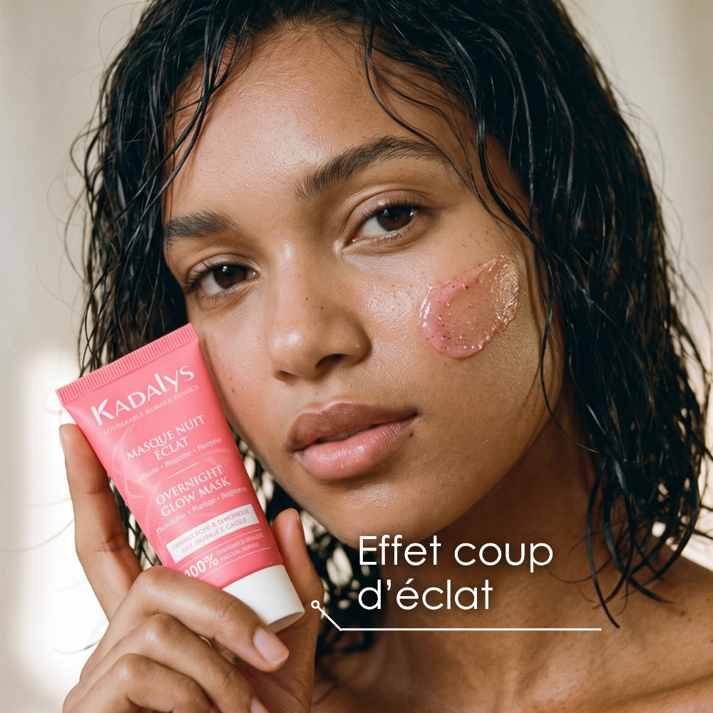 Jeune femme appliquant une touche de Masque Nuit Éclat rosé sur la pommette, effet coup d'éclat