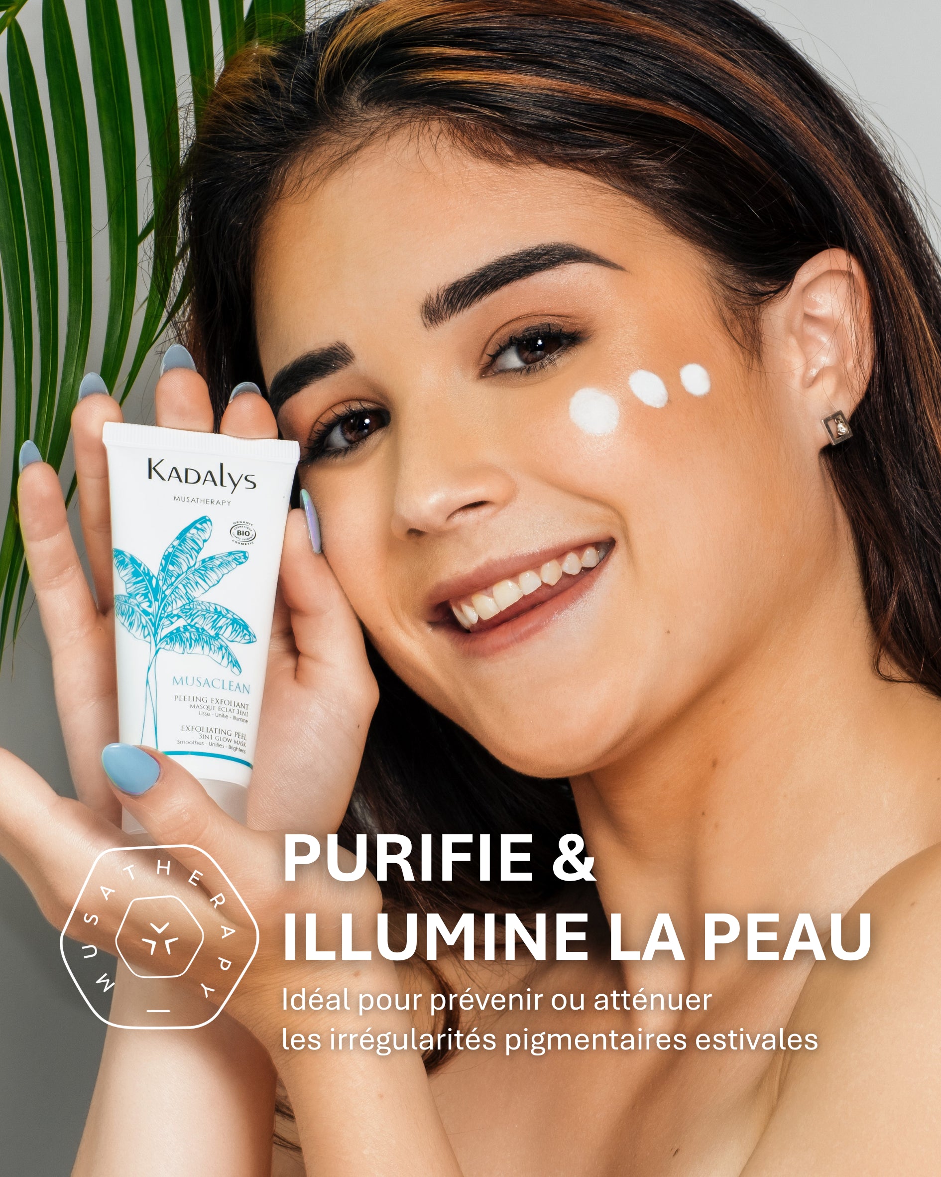 Application du peeling Musaclean sur le visage par une utilisatrice