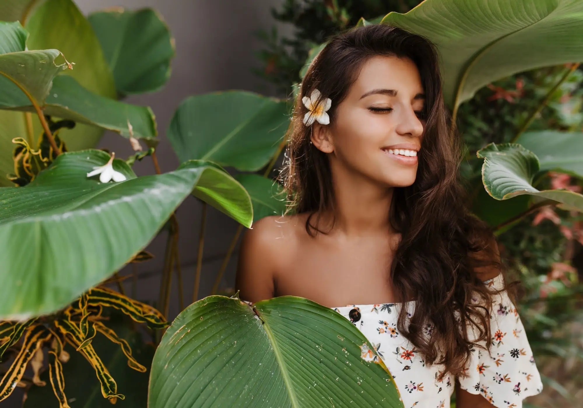 Femme tropicale au naturel – incarnation de la beauté éthique et solaire selon Kadalys
