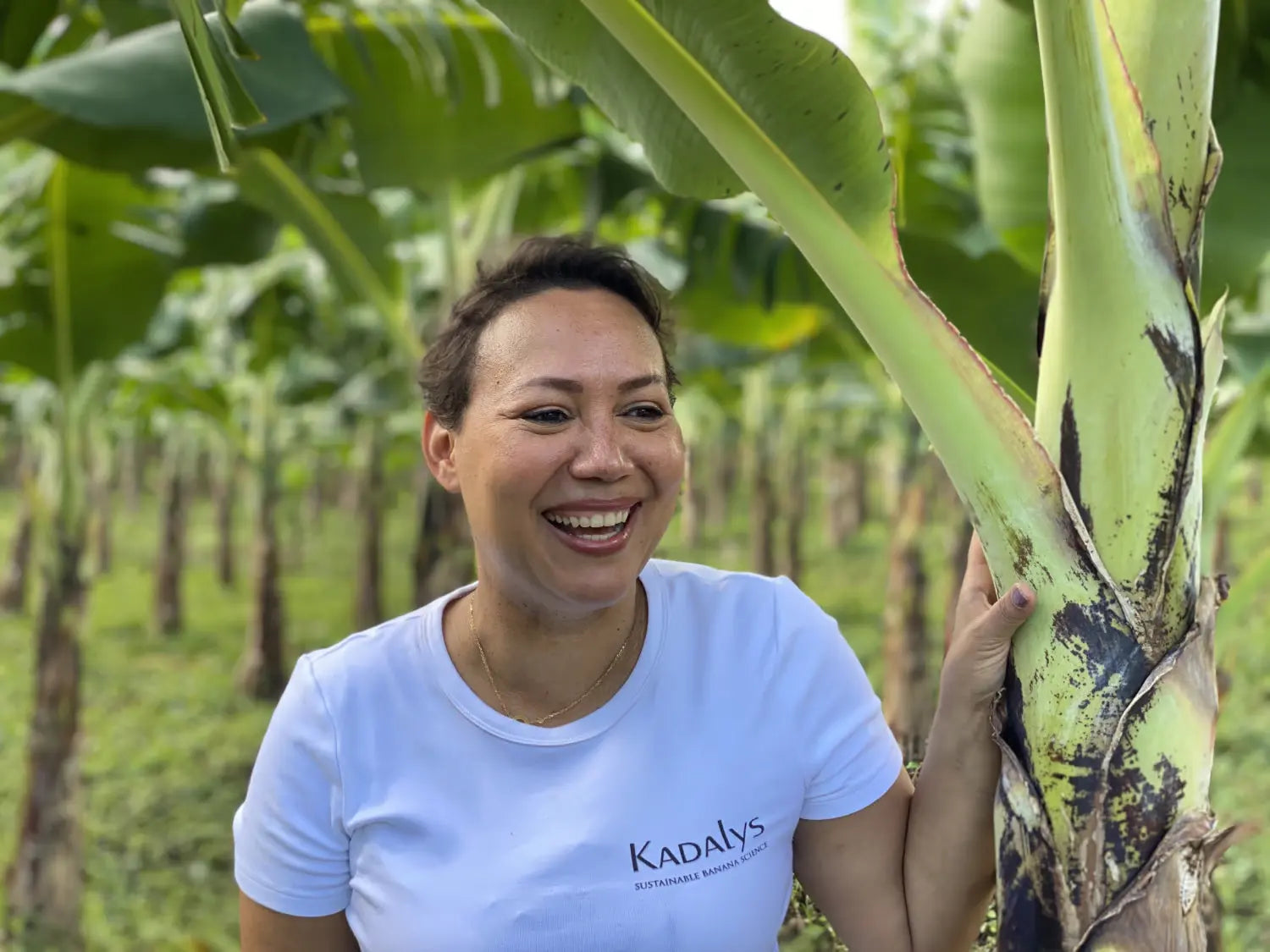 Shirley Billot, fondatrice de Kadalys, sur une plantation de bananiers – engagement local et durable
