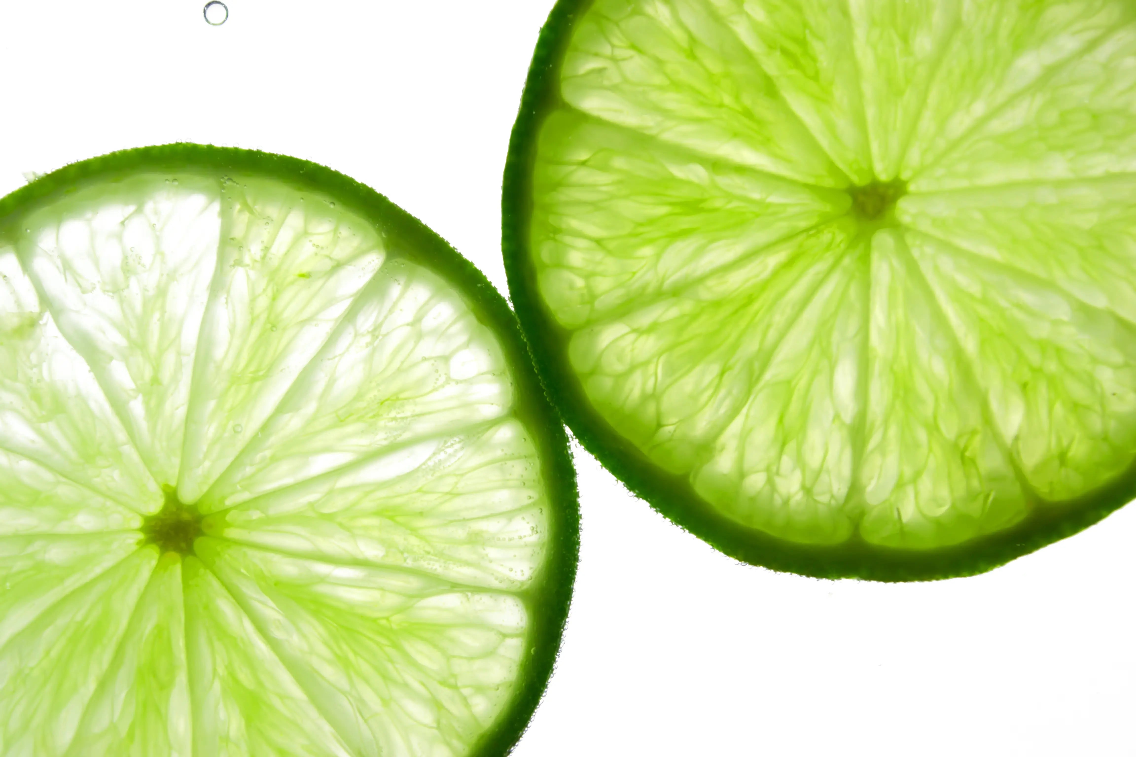 Rondelles de citron vert sous la lumière – fraîcheur et énergie des soins Kadalys